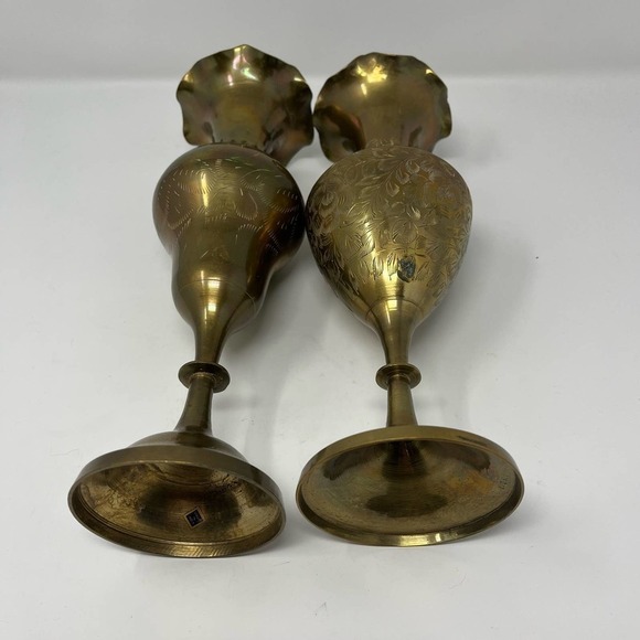 Vintage Pair of 2 Brass Engraved Scalloped Vases - Picture 4 of 6